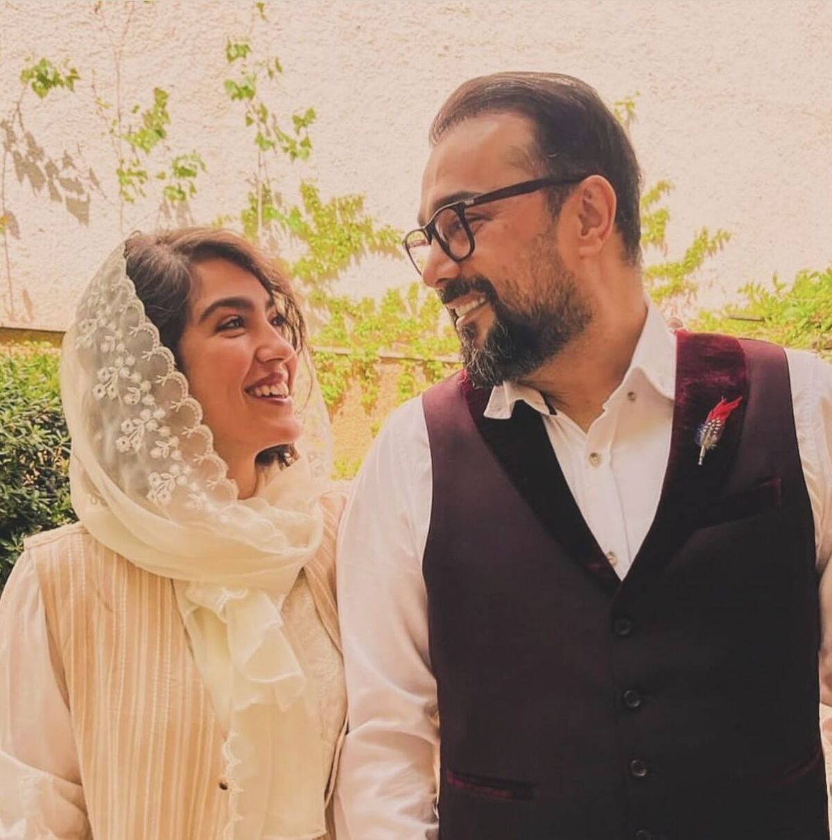 زیباترین لباس‌های تازه عروس سینمای ایران | عکس های لو رفته از مونا کرمی همسر سپند امیرسلیمانی