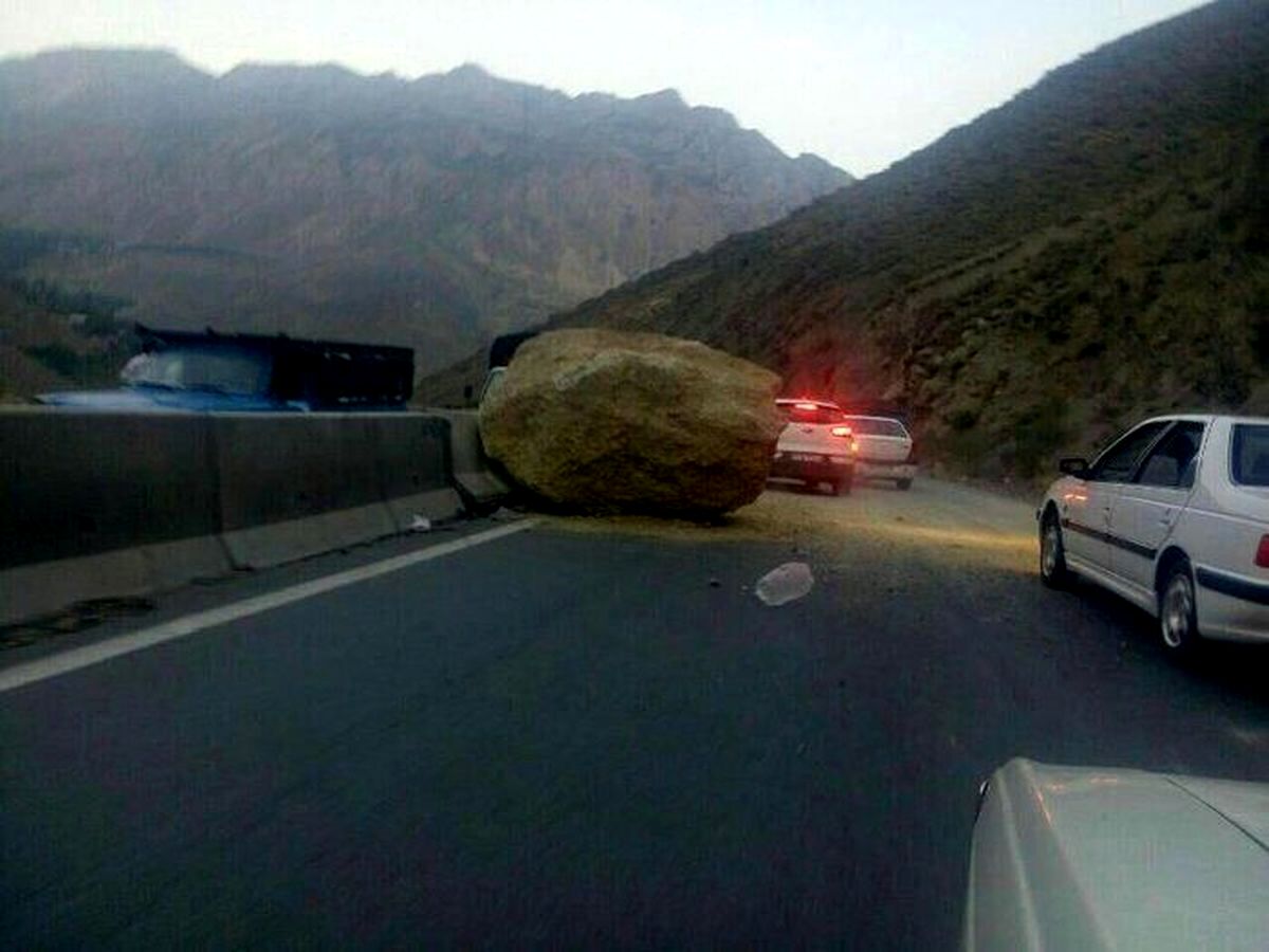 ریزش سنگ در جاده کندوان