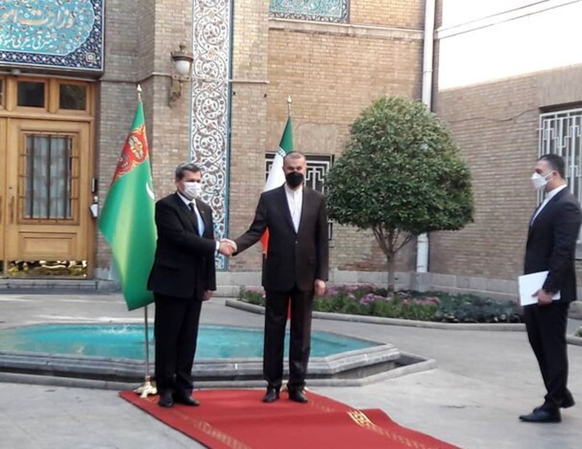 امیرعبداللهیان روی فرش قرمز از همتای ترکمنستانی استقبال کرد