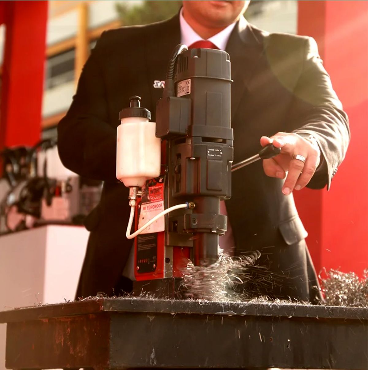 کاهش هزینه‌های تولید با بهره‌گیری از دریل مگنت و دستگاه پخ زن