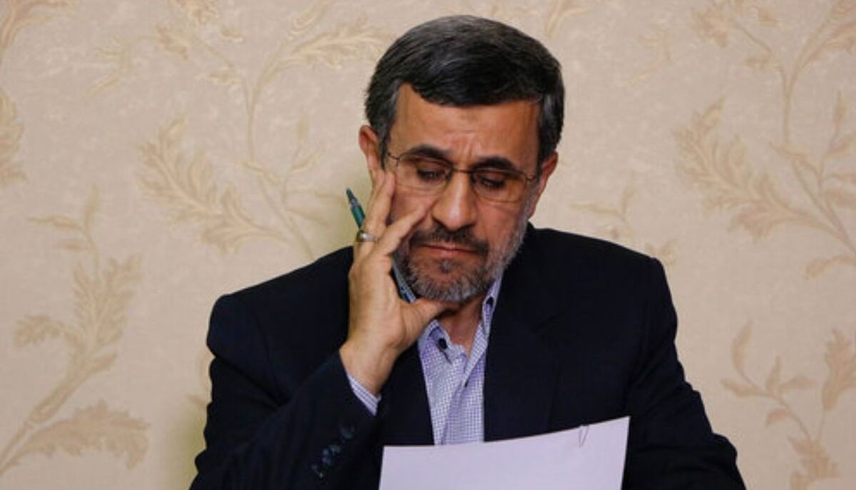 ژست دهه شصتی احمدی نژاد همراه با دوستانش در خوابگاه دانشگاه+عکس