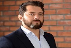 عکس دونفره بهرام رادان در کنار مادرش