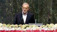 لحظه در آغوش کشیدن پزشکیان توسط مهمانان در پایان مراسم تحلیف + فیلم