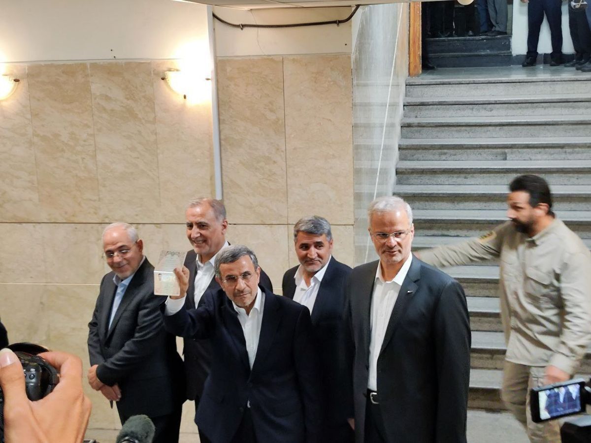 تصاویر فیگورهای احمدی نژاد مقابل خبرنگاران خارجی در ستاد انتخابات