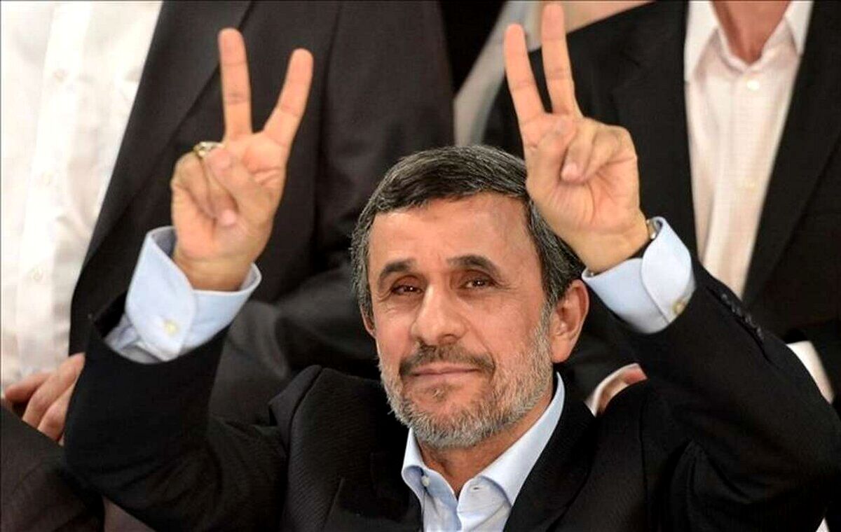 عکسی از همراهان احمدی‌نژاد در ستاد انتخابات