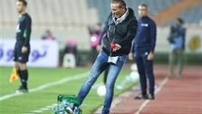 یحیی گل‌محمدی به بطری اشتباهی شوت می‌کند! (عکس)
