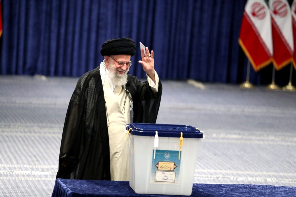 ماجرای خبرنگار زن امریکایی در هنگام رای دادن رهبری + تصاویر