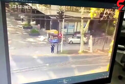 فیلم لحظه تصادف هولناک خودرو با زن ایستاده در خیابان / همه شوکه شدند