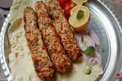 طرز تهیه کباب کوبیده؛ راز نریختن از سیخ