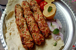 طرز تهیه کباب کوبیده؛ راز نریختن از سیخ