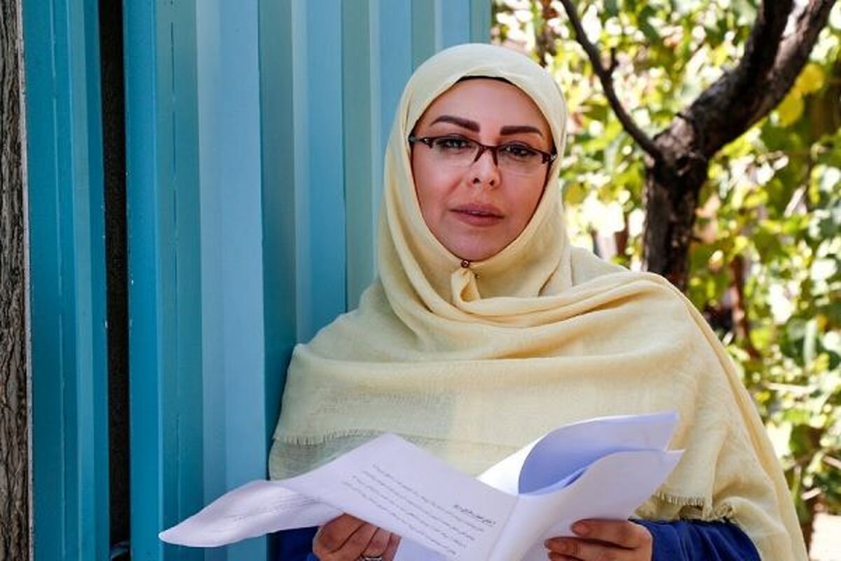 فلور نظری درکنار دو مرد با ظاهر عجیب و قدیمی! +عکس