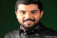 سینا مهراد در حال آشپزی کردن