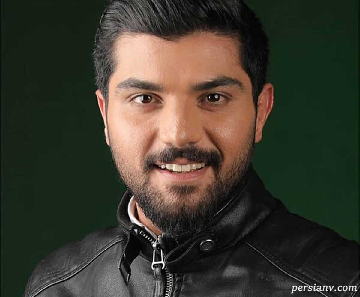 سینا مهراد در حال آشپزی کردن