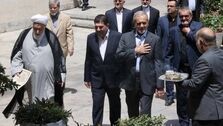 لحظه ورود پزشکیان به دفترش با استخاره از قرآن کریم + فیلم