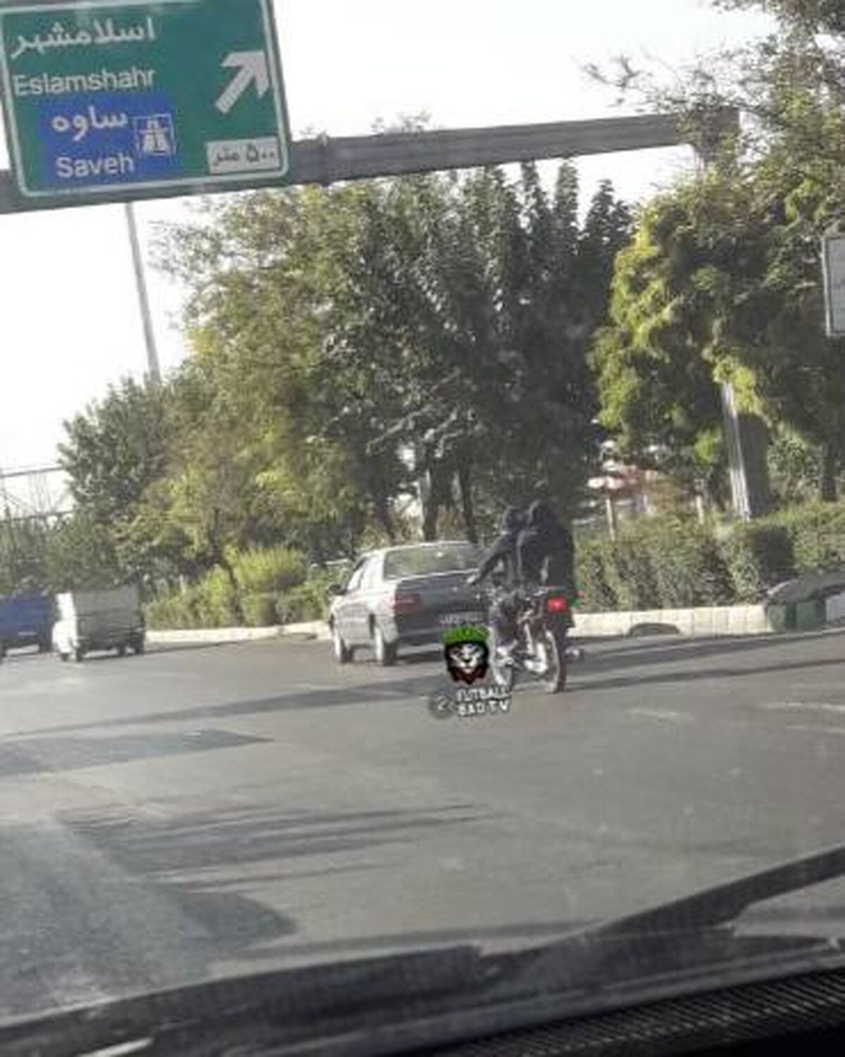 عکسی شوکه کننده از دو دختر محصلِ موتورسوار
