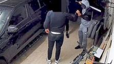 با چوب بیسبال به جان مدافع آرسنال افتادند! (عکس)