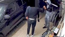 با چوب بیسبال به جان مدافع آرسنال افتادند! (عکس)
