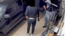 با چوب بیسبال به جان مدافع آرسنال افتادند! (عکس)