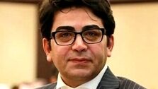 عکس فرزاد حسنی بر سر مزار مادرش | فرزاد حسنی در حال خواندن قرآن