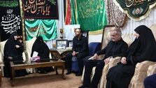 تصاویر پزشکیان و دخترش در خانه شهید سلیمانی + عکس هدیه ای که گرفت