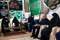 تصاویر پزشکیان و دخترش در خانه شهید سلیمانی + عکس هدیه ای که گرفت