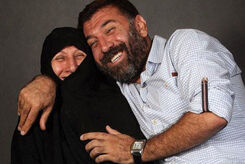 گریه جانسوز مادر علی انصاریان بر سر قبر پسرش+فیلم