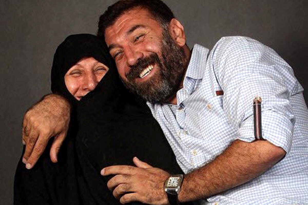 گریه جانسوز مادر علی انصاریان بر سر قبر پسرش+فیلم