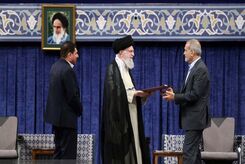حاشیه‌های مراسم تنفیذ پزشکیان را ببینید