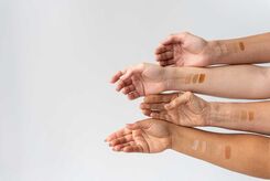 با بهترین کرم پودرها، آرایشی بی‌نقص و ماندگار را تجربه کنید 
