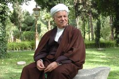 هاشمی رفسنجانی با لباسی عجیب در ژاپن / هاشمی و باهنر در خیابان های ژاپن