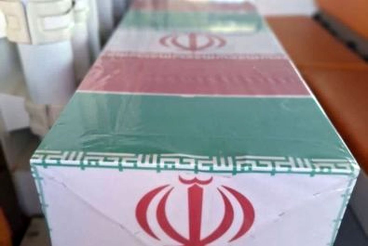 تصویر پنج فرزند شهید معصومه کرباسی همراه با پیکر مادر 