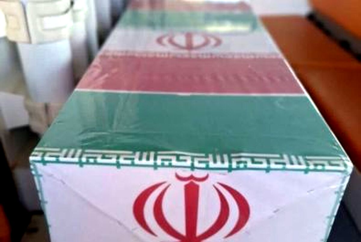 تصویر پنج فرزند شهید معصومه کرباسی همراه با پیکر مادر 