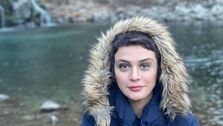 دلتنگی مارال فرجاد برای مادرش/مارال فرجاد بر سر مزار مادرش