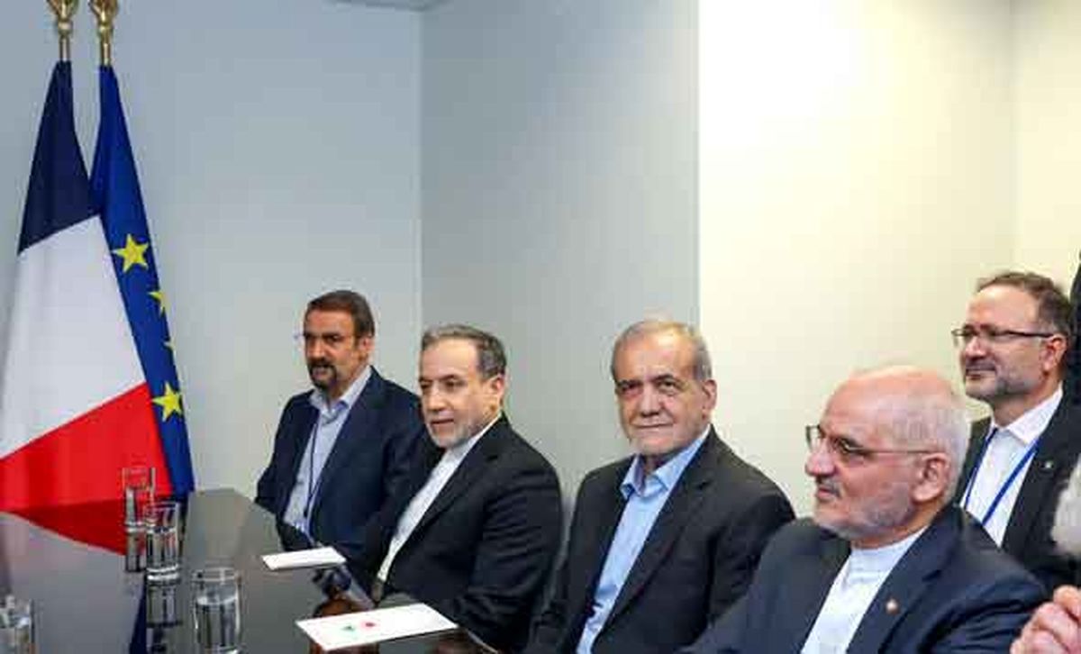 تصویر لبخند پزشکیان و مکرون به یکدیگر